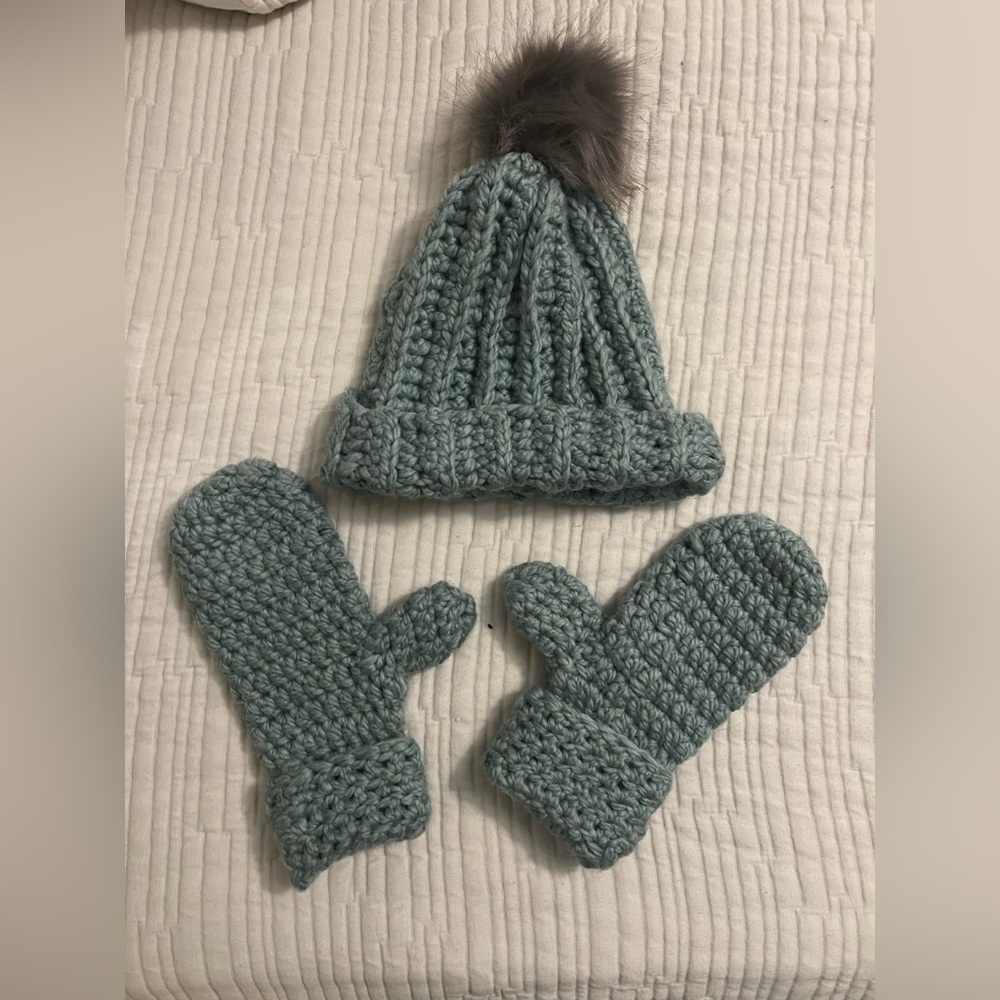 HANDMADE crochet set with beanie and mittens